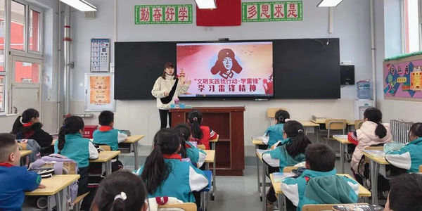呼和浩特市教育局在全市中小学开展“文明实践我行动·学雷锋”志愿服务活动