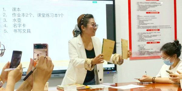 党建引领・榜样同行 | 云佳佳：以爱为壤 三尺讲台育童心