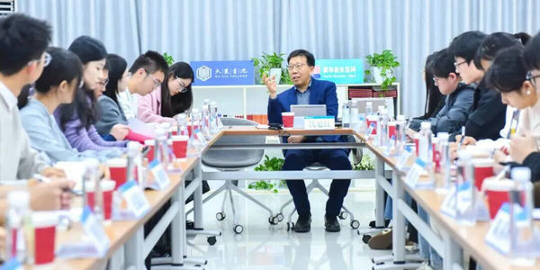 文科生怎么学才有出路？上课觉得没意思怎么办？……“宝藏校长”的清醒回答，能否治愈学生的精神内耗？