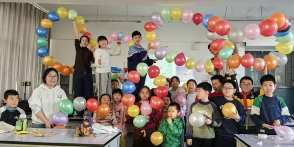 在高校实验室里点燃青少年科普梦想