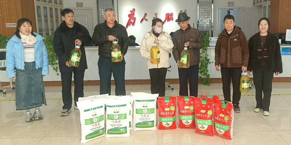 【进社区 送“温暖”】 小伦敦党支部慰问包头青11社区5户居民