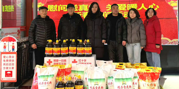  2月10日，小伦盾艺术培训学校与小伦敦爱克斯机器人编程培训学校代表小伦敦党支部，走进呼和浩特市赛罕区三干社区，开展“慰问送真情 关爱暖人心”新春慰问活动，为社区10户困难居民送去米面油等生活物资，以实际行动传递温暖与关怀，助力群众温暖过节。